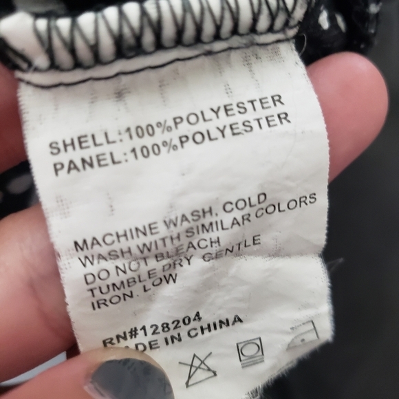 Remy Women's Medium Sleeveless Blouse Tank Top Black Polka Dot V-neck Chiffon - Picture 8 of 8